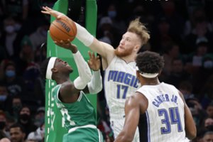 NBA naktis Bostone: pusšimtis J. Browno taškų, pro šalį mėtęs I. Brazdeikis ir „Celtics“ pergalė