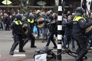 Dėl COVID-19 – tūkstantiniai protestai ir susirėmimai Nyderlanduose: nepaisydami ribojimų žmonės išėjo į gatves