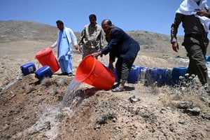 Afganistano agentai išpylė į kanalą 3 tūkst. litrų alkoholio