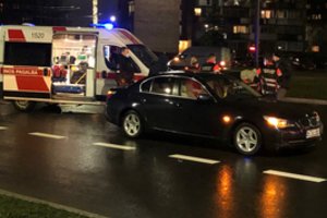 Kaune „Volkswagen Golf“ rėžėsi į BMW: vairuotojos būklė medikams sukėlė nerimo
