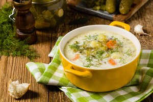 Raugintų agurkų sriuba, kurią mėgsta mūsų kaimynai lenkai – išbandykite ir jūs