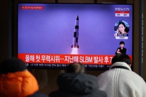 Šiaurės Korėja į jūrą paleido įtariamą balistinę raketą