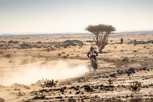 Ketvirtadienio Dakaro ruožas A. Gelažninkui – ne iš lengvųjų: užklupo smėlio audra, padarė klaidų