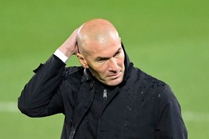 Zinadine'as Zidane'as jau kraunasi lagaminus į Paryžių