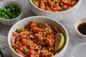 Kepti ryžiai su daržovėmis ir lašiša: gardu ir paprasta