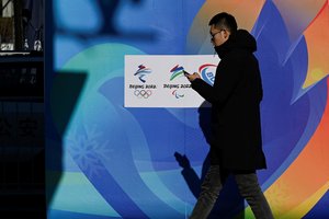 Pekino pasiruošimą žiemos olimpiadai gaubia pilki debesys: viruso baimė, sniego trūkumas ir politinis dūris