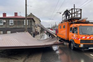 Galingas vėjas smogė visam Kauno kraštui: su didele jėga net nuplėšė namo stogą
