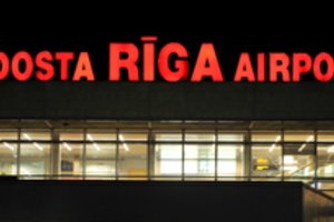Sumaištis Rygos oro uoste: orlaiviai suka ratus arba skrenda į Lietuvą