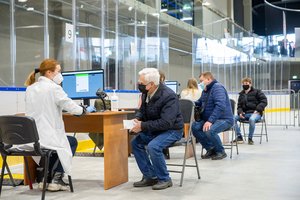 Kaunas ruošiasi vakcinavimo punkto Ledo rūmuose uždarymui: gyventojus skiepys gydymo įstaigose ir netgi „Akropolyje“