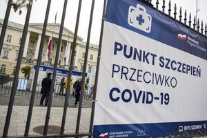 Skandalas Lenkijoje: imituojama kova su koronavirusu įsiutino medicinos autoritetus