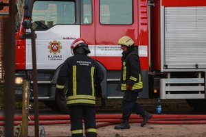 Kauno rajone užsiliepsnojusi namą ugniagesiai gesino sustiprintomis pajėgomis