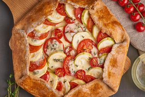 3 pikantiškų pyragų receptai: su pomidorais, cukinijomis, bulvėmis ar kitomis daržovėmis