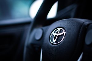 „Toyota“ pranešė laikinai stabdanti darbą 11 gamyklų Japonijoje dėl dalių stygiaus