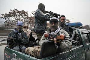 Talibanas pagrasino nušauti burkų nedėvinčias NVO darbuotojas