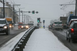 Vairavimą sunkina ne tik sniegas – dieną teks būti atsargesniems dėl plikledžio