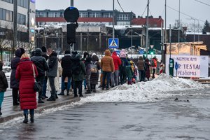 Prie Vilniaus COVID-19 testavimo punkto – gyva žmonių eilė: šąla po dvi valandas