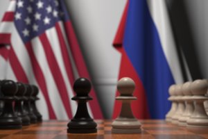 JAV pasiuntinys: Rusija teigia, kad nori taikos, tačiau ant derybų stalo laiko ginklą