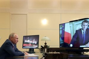 V. Putinas E. Macronui: Vakarai ignoruoja Rusijos susirūpinimą dėl saugumo