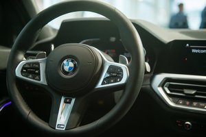 Sostinės vagys „išrengė“ du BMW automobilius: ilgapirščius masina daugiafunkciai vairai