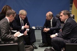 B. Johnsonas ragins V. Putiną atsitraukti nuo įtampos dėl Ukrainos eskalavimo