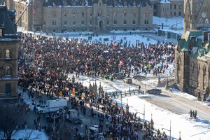 Vairuotojų „Laisvės konvojus“ Kanadoje peraugo į tūkstantinį protestą prieš COVID-19 apribojimus
