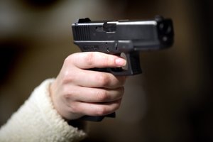Vilniuje įtariamas vagyste girtas vyras priešinosi sulaikomas: į parduotuvėje buvusius žmonės nukreipė pistoletą