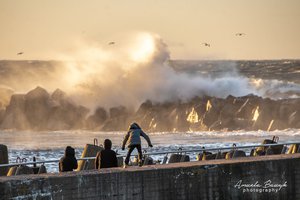 Milžiniškos bangos Klaipėdoje baugina ne visus: vieni skuba fotografuoti, kiti – džiaugtis bangomis