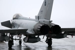 Jungtinė Karalystė pakėlė naikintuvus perimti prie šalies oro erdvės artėjusių Rusijos bombonešių