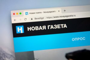 Grasinimų nužudyti sulaukusi „Novaja gazeta“ žurnalistė išvyksta iš Rusijos