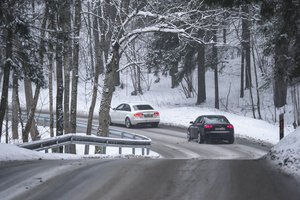 Įspėja vairuotojus: Lietuvos keliuose yra slidžių ruožų