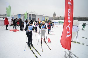 Prie Baltojo tilto oficialiai atidarytą slidinėjimo trasą pirmieji išbandė drąsiausi vilniečiai