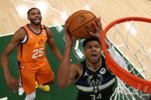 NBA čempionate – ilgai laukta praėjusio sezono finalininkų „Suns“ ir „Bucks“ akistata