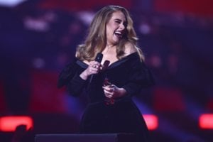 Britų muzikos apdovanojimuose apdovanojimus susižėrė dainininkė Adele