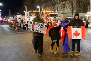 Protestuojantys vilkikų vairuotojai užblokavo dar vieną Kanados ir JAV pasienio perėją