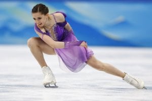 Ant olimpinio ledo sugrįžusi K. Valijeva pasirodyme klaidų neišvengė, tačiau į kovą dėl medalių žengia iš pirmosios vietos