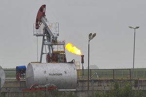Slūgstant įtampai dėl Ukrainos, naftos kainos traukia žemyn