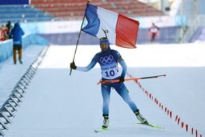 Moterų biatlono masinio starto kovose triumfavo Norvegijos žvaigždes už savo nugaros palikusi prancūzė