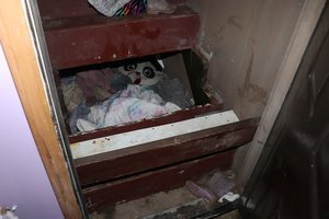 Prieš du metus dingusi mergaitė atrasta „kambarėlyje“ po laiptais: pagrobėjai sulaikyti