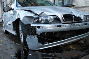Girti vairuotojai sėjo avarijas: BMW rėžėsi į tvorą, suniokoti automobiliai ir kelio ženklai
