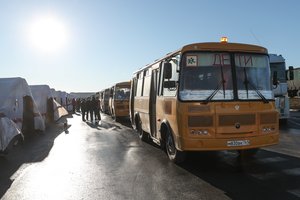 Į Rostovą evakuoti žmonės visą naktį šalo autobusuose: negauna karšto maisto, tuštinasi laukuose