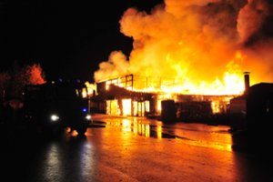Kazlų Rūdoje – didžiulis gaisras: suliepsnojo baldų milžinės „Ikea“ gamykla, atvyko net 9 autocisternos