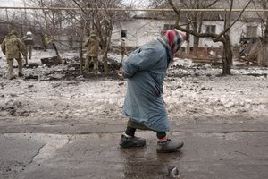 Ukrainos fronto linijoje gyvenantys žmonės tenori taikos: „Jie šaudo, mes slepiamės“