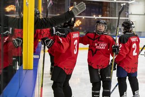 Latvijos čempionato B divizioną įtikinamai laimėjusios „Hockey Stars“ merginos: esame tikra komanda