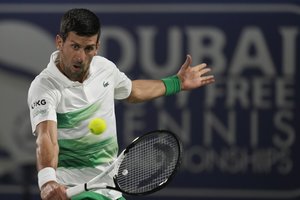 Rusą pamokęs N. Džokovičius – tarp aštuonių stipriausių tenisininkų turnyre Dubajuje