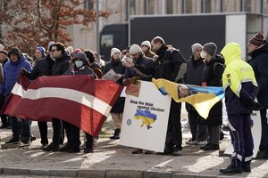 Latvija atšaukia ambasadorių iš Rusijos, stabdo vizų išdavimą