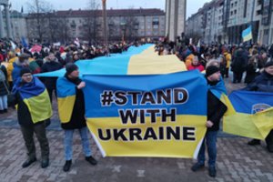 Tūkstantinė minia Vilniuje susirinko palaikyti Rusijos užpultos Ukrainos ir jos žmonių