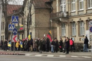 Vilniuje surengtas protestas prie Vokietijos ambasados: ragina Rusiją atjungti nuo SWIFT