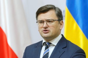 Ukrainos diplomatijos vadovas: pradedami pasiruošimai Rusijai atjungti nuo SWIFT