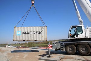 Danijos laivybos milžinė „Maersk“ apribos krovinių pristatymą į Rusiją