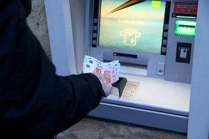 Bankomatuose – įprastas grynųjų pinigų lygis
